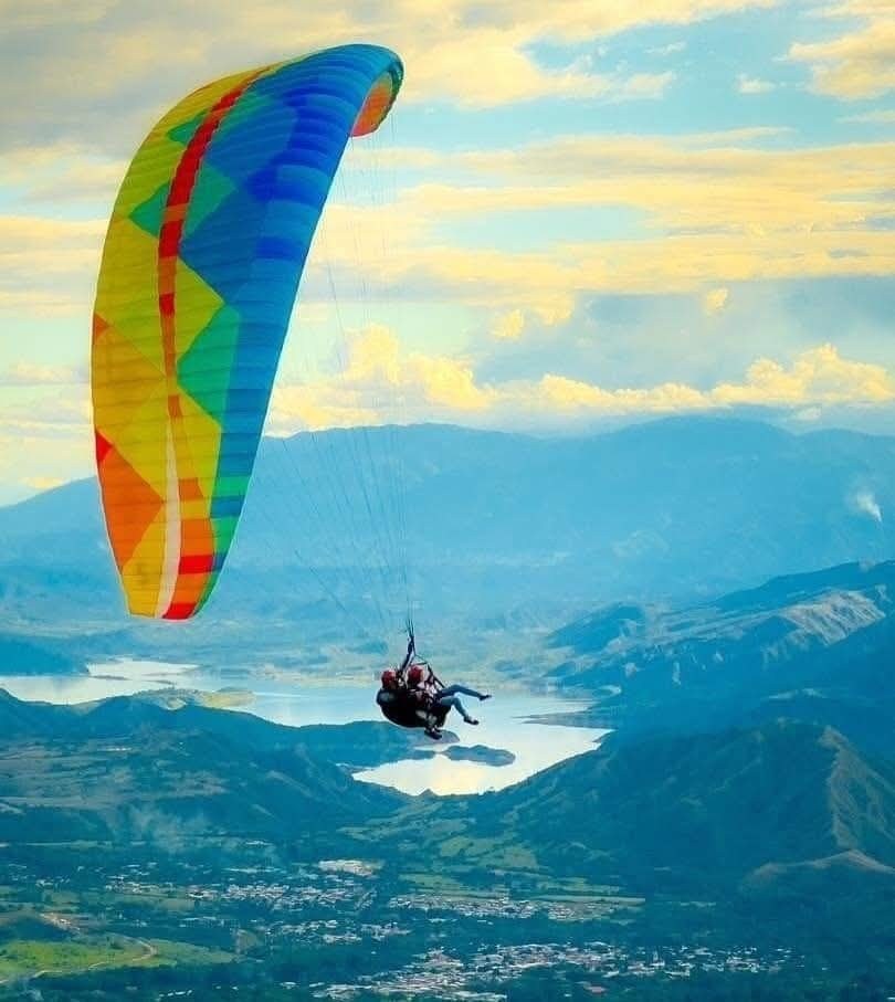 Parapente sobre el paisaje montañoso