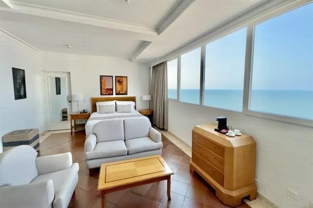 Habitación con área de descanso